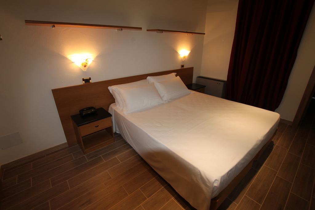 Street Hotel Comacchio Bagian luar foto